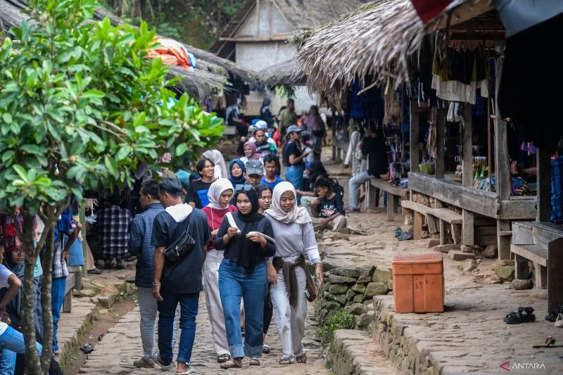 Permukiman Badui Dipadati Wisatawan di Libur Panjang