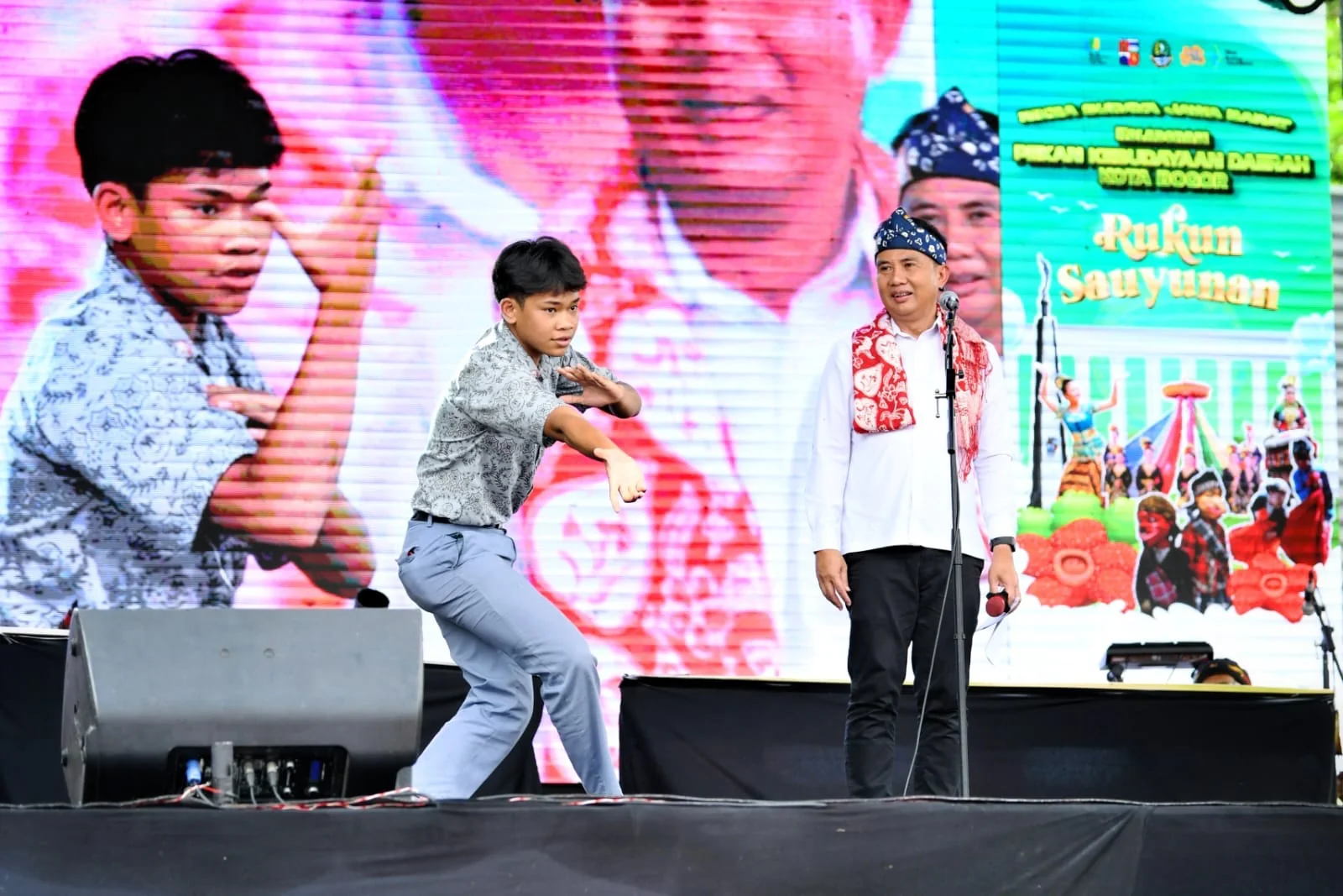 Plt Gubernur Jawa Barat Bey Machmudin hadir dina acara Puncak Penelitian Kabudayaan Jawa Barat gawé bareng jeung Pekan Budaya Daerah Kota Bogor di Alun-alun Kota Bogor, Rebo (11/12/2024).