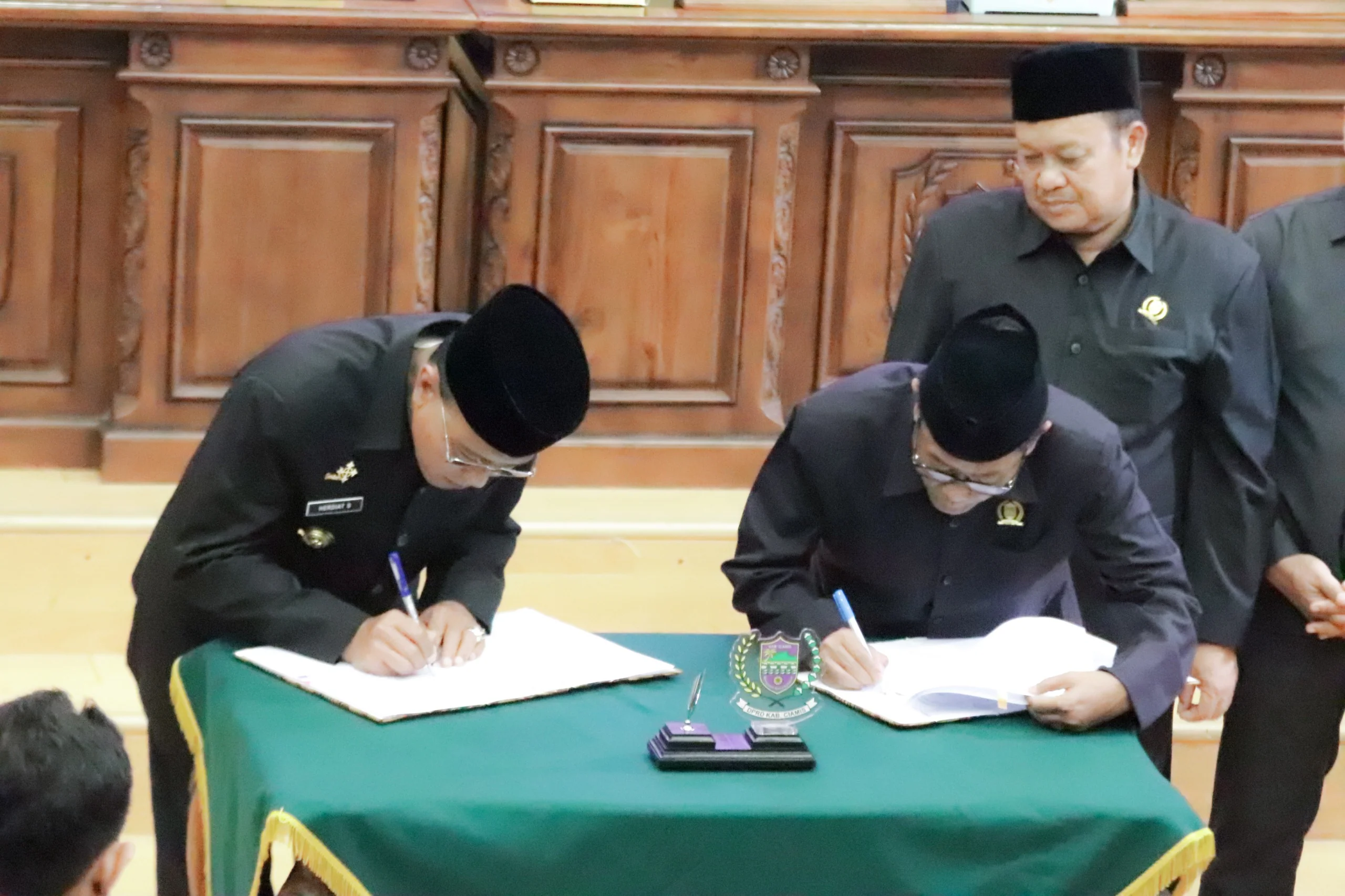 Bupati Ciamis, Herdiat Sunarya bersama Ketua DPRD Kabupaten Ciamis menandatangani Program Pembentukan Peraturan Daerah (Propemperda) tahun 2026.Ist