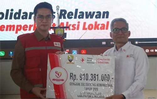 Wakil Bupati Sumedang M. Fajar Aldila selaku Ketua Gerakan Solidaritas Kemanusiaan kepada Ketua PMI Kabupaten Sumedang Agus S. Rasjidi pada kegiatan Temu Relawan PMI se-Kabupaten Sumedang.Dok-Diskomimfosanditik