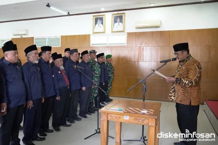 Bupati Sukabumi Asep Japar melantik M. Royanudin AS sebagai Ketua Forum Kerukunan Umat Beragama.Ist