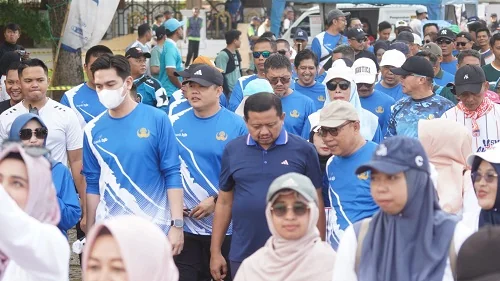 Bupati Sumedang Dony Ahmad Munir dan Wakil Bupati melepas  peserta fun walk.Ist