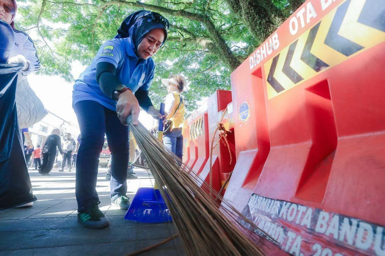 Bebersih Kota Bandung: Warga Kota Bandung Turun ke Jalanan Gelar Aksi Bebersih