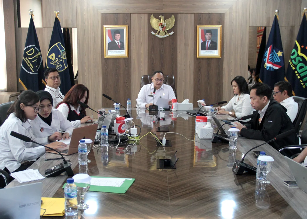 Kepala Divisi P3H Ferry Gunawan Christy bersama para anggota tim Sekretariat Wilayah Penilaian IRH Jawa Barat melaksanakan sosialisasi bersama dengan para perwakilan dari Pemerintah Daerah Kabupaten/Kota di wilayah Jawa Barat.Dok-Humas Kemenkum Jabar