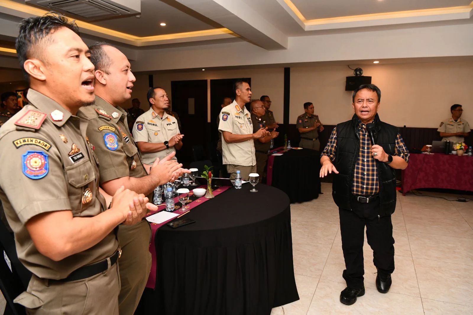 Sekda Jabar Herman Suryatman menghadiri Rapat Koordinasi Evaluasi Pilkada 2024 di Ruang Rapat Angklung, Grand Sunshine Resort &amp; Convention, Kabupaten Bandung, Senin (9/12/2024)