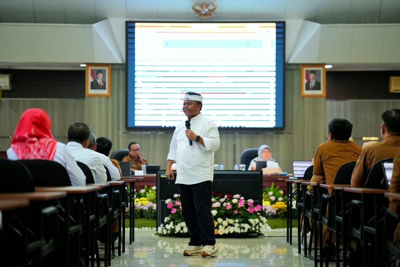 Sekda Jabar Herman Suryatman dalam Rapat Koordinasi Pendidikan di Aula Dewi Sartika, Dinas Pendidikan Provinsi Jawa Barat, Kota Bandung, Senin, 12 Oktober 2026.