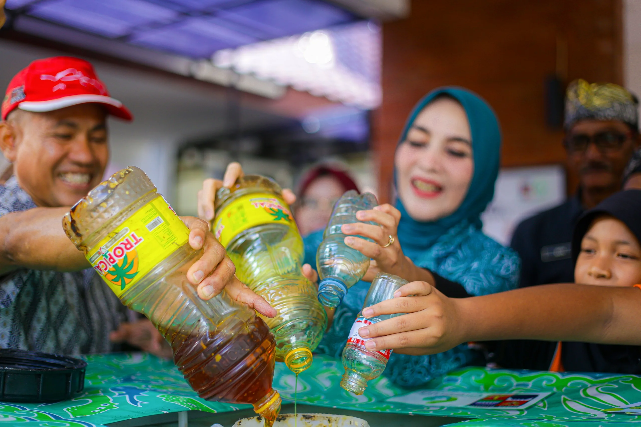Ketua Tim Penggerak Pemberdayaan dan Kesejahteraan Keluarga (TP PKK) Kota Bogor, Yantie Rachim melakukan Monitoring dan Evaluasi Pengumpulan Minyak Jelantah yang berlangsung di Kantor Kelurahan Kebon Pedes.Dok-Diskominfo Kota Bogor