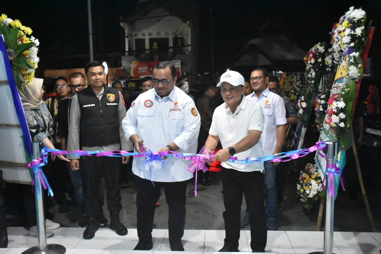 Presiden KSPSI Andi Gani Nena Wea bersama Bupati Kuningan Dian Rachmat Yanuar, Wakil Bupati Tuti Andriani, anggota DPRD Jawa Barat Ika Siti Rahmatika, serta Kapolres Kuningan AKBP M. Ali Akbar meresmikan Sekretariat DPC KSPSI AGN.Dok-Diskominfo Kuningan