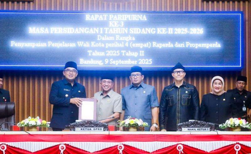 Wali Kota Bandung Muhammad Farhan menyampaikan penjelasan terkait empat Raperda.Ist