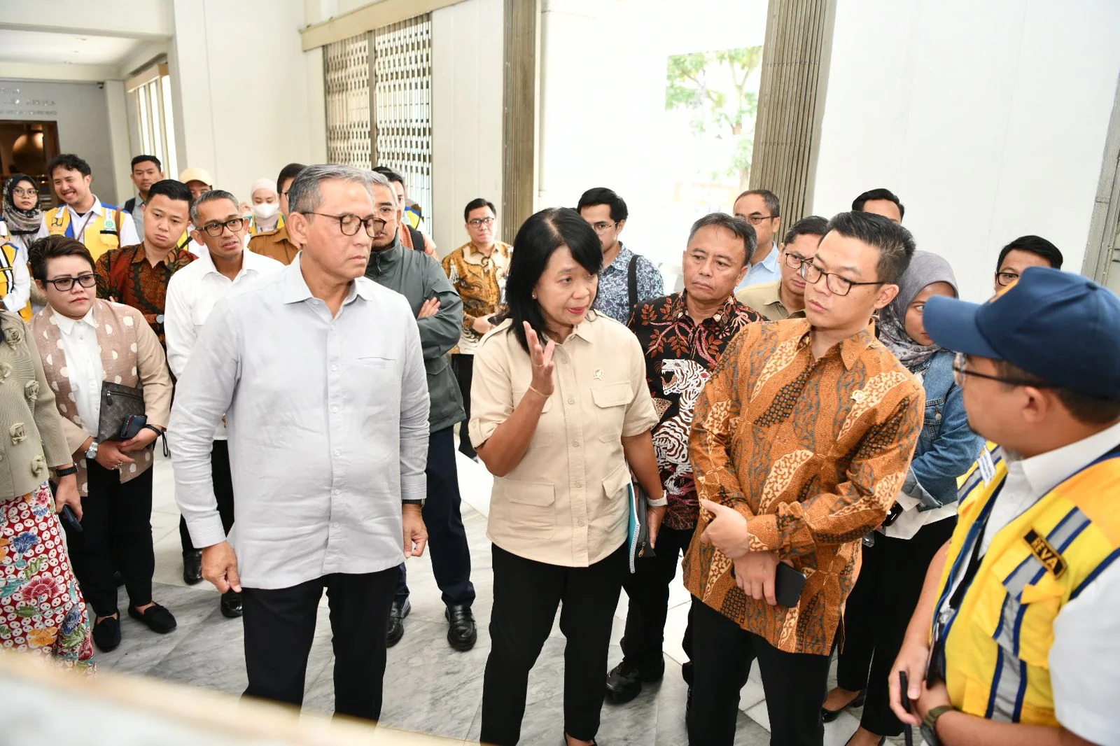 Sekda Jabar Herman Suryatman saat mendampingi  Menteri Luar Negeri Sugiono dalam kunjungan kerja ke Gedung Merdeka dan Museum KAA, di Jalan Asia Afrika, Kota Bandung, Selasa (14/1/2025).