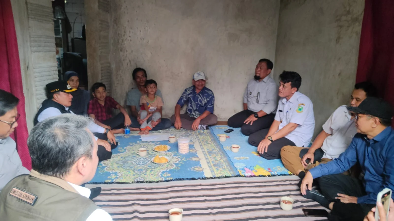 Dalam kunjungannya, Bupati didampingi Kepala Dinas Perikanan dan Peternakan, Dinas Kesehatan, Camat Kadugede, serta Kepala UPTD Puskesmas setempat.Ist