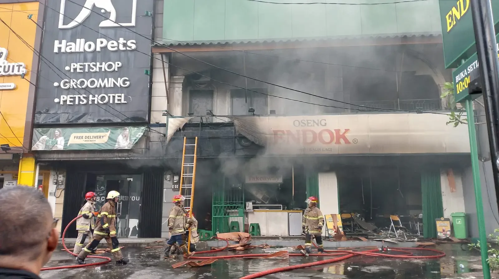 Petugas Damkar dan Penyelamatan Kota Depok saat memadamkan api yang membakar rumah makan Oseng Endok di Jalan Margonda, Sabtu (21/03/26). (Foto: dok.narasumber)