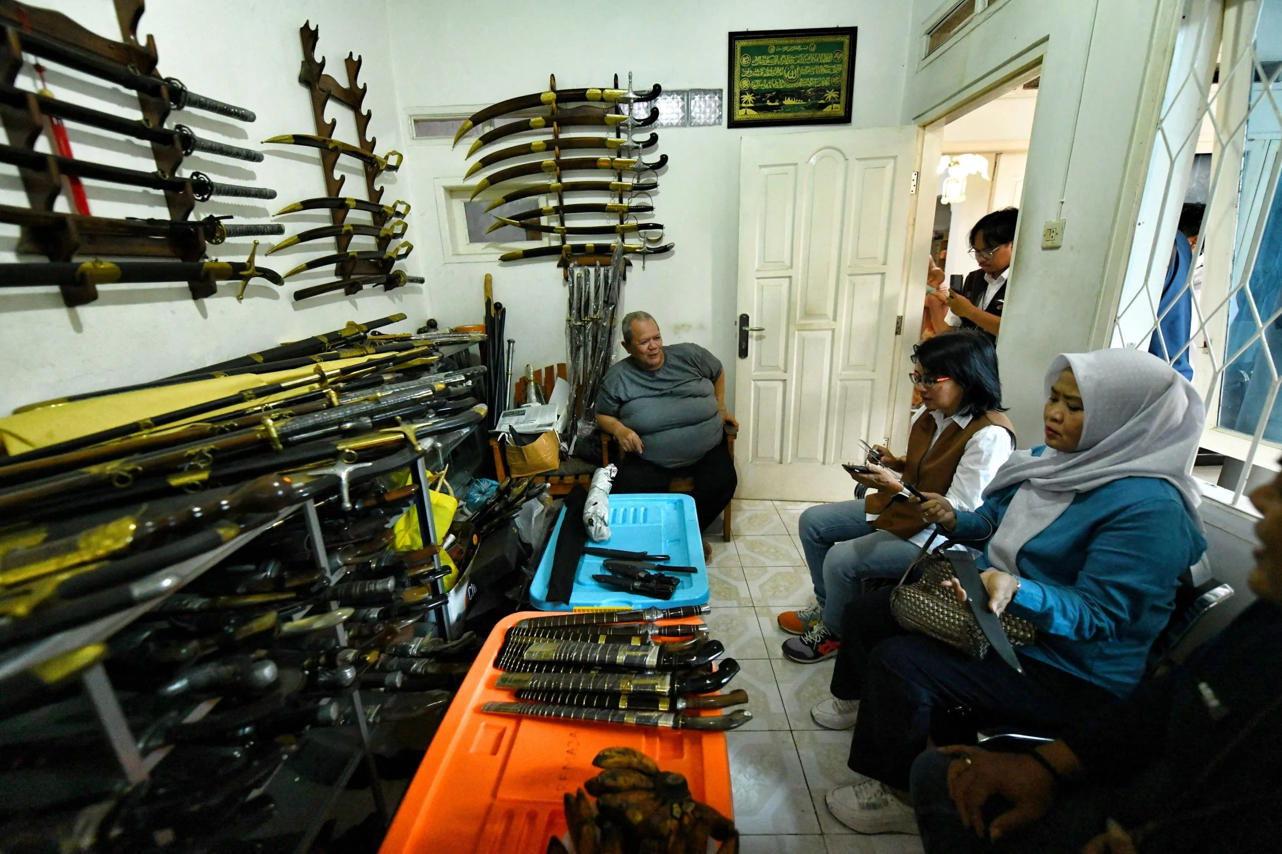Penjabat Ketua Dewan Kerajinan Nasional Daerah (Dekranasda) Provinsi Jawa Barat Amanda Soemedi Bey Machmudin mengunjungi sentra Produk Logam (Golok Pusaka) H. Aas di Desa Cibatu, Kecamatan Cisaat, Kabupaten Sukabumi, Senin, 10 Februari 2025.