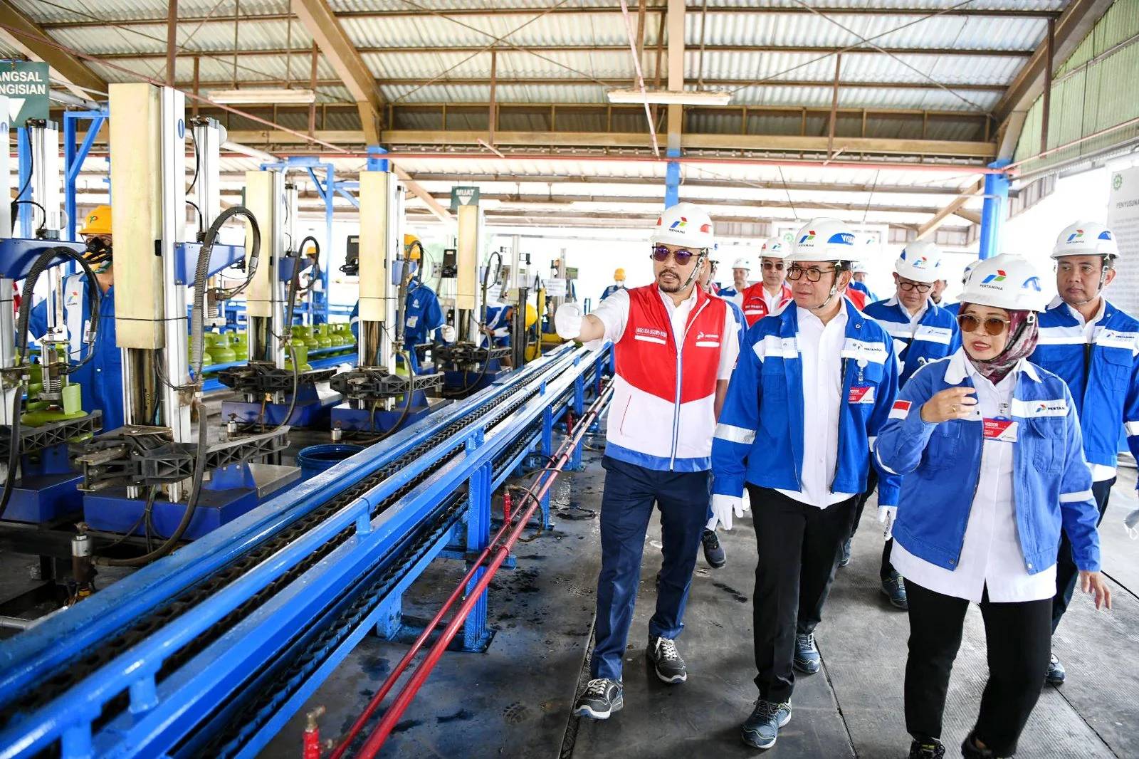 Penjabat Gubernur Jawa Barat Bey Machmudin mendampingi Menteri Perdagangan Budi Santoso memantau SPBE PT Patra Trading di Padalarang, Kabupaten Bandung Barat, Senin (23/12/2024).