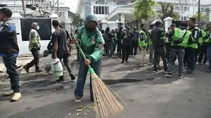 Massa Driver Ojol di Bandung Gelar Aksi Bersih-bersih di Titik Demo