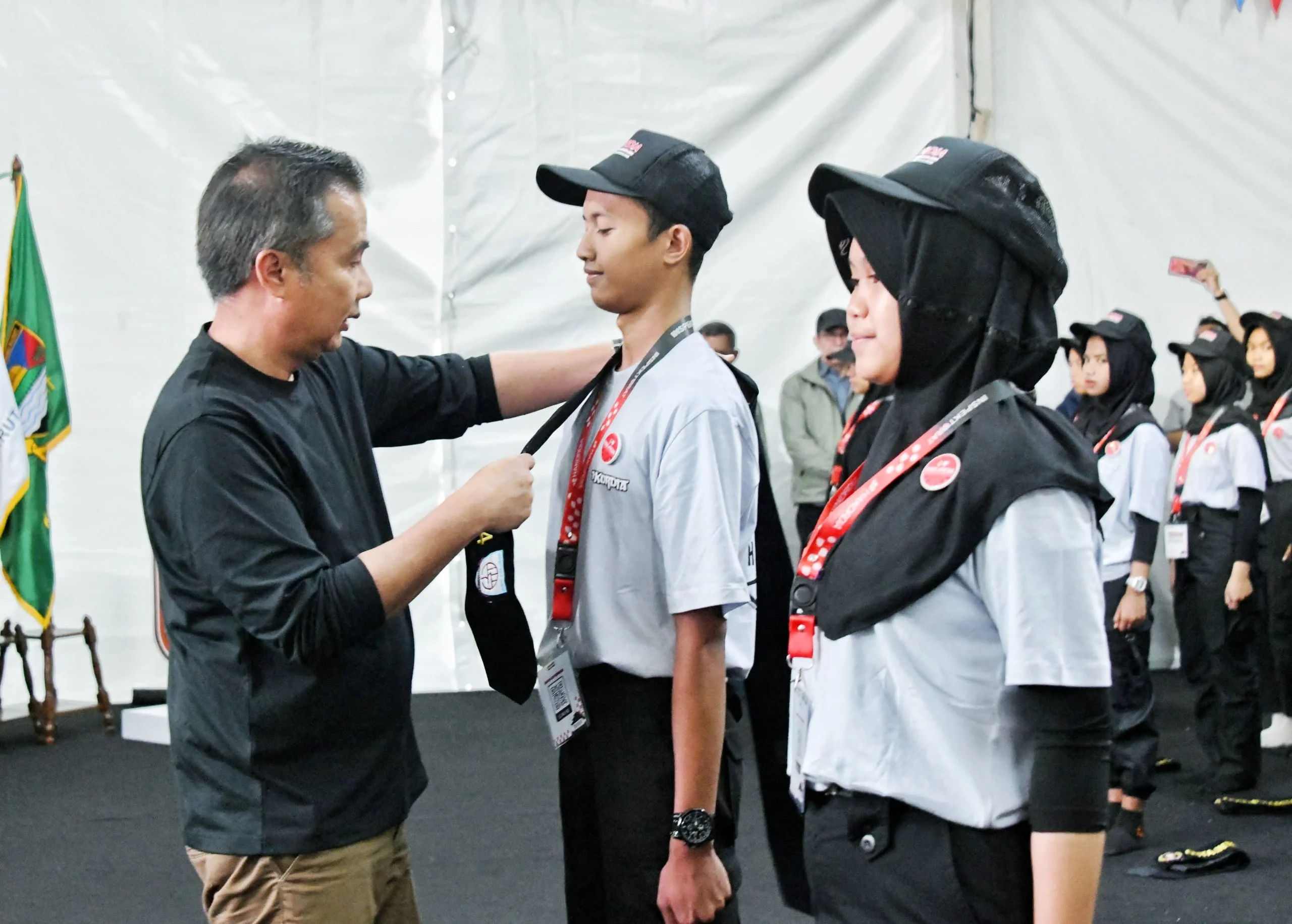 Penjabat Gubernur Jawa Barat menghadiri _West Java Youth Camp_ Hakordia Tahun 2024 Wilayah Priangan sekaligus mengukuhkan Duta Integritas Jabar di Rancaupas, Ciwidey, Kabupaten Bandung, Sabtu (30/11/2024).