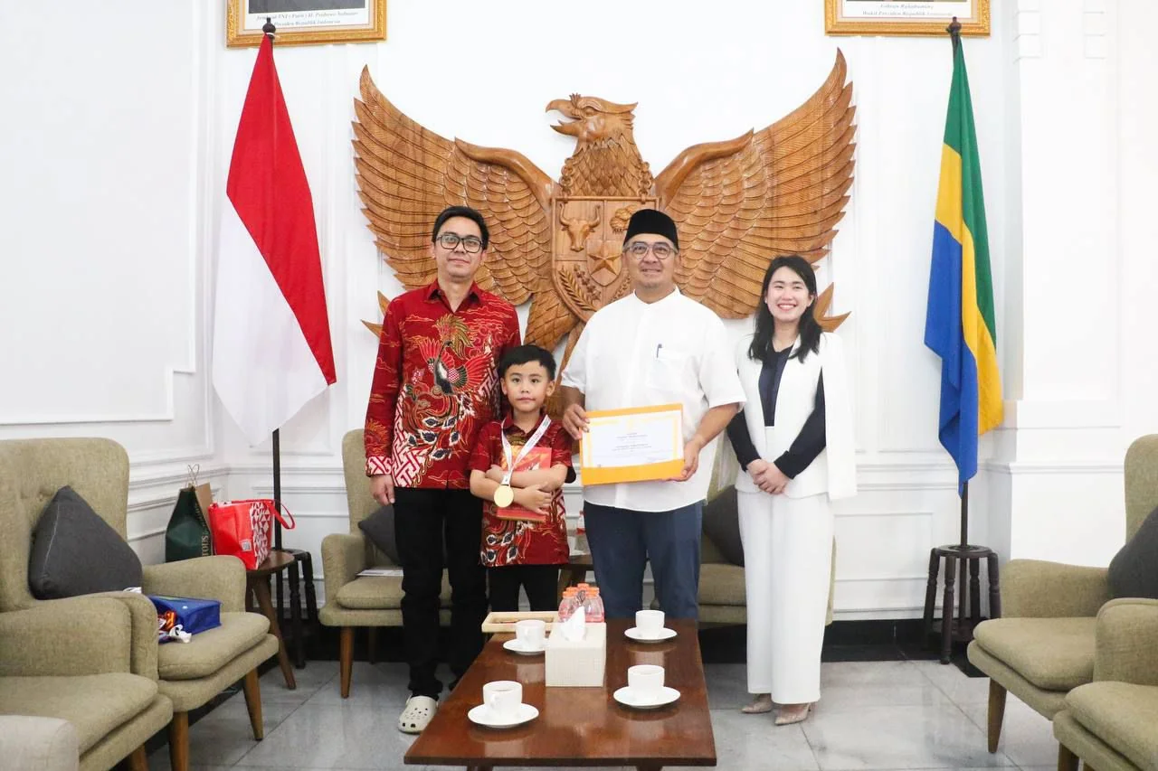 Wali Kota Bandung, Muhammad Farhan menyampaikan rasa bangga atas prestasi gemilang Natanael Wiraatmaja, siswa kelas 3 SD asal Kota Bandung yang berhasil meraih juara dunia tingkat 2 (Top 2) pada Grand Final Neo Science Olympiad 2025 di Orlando, Amerika Se