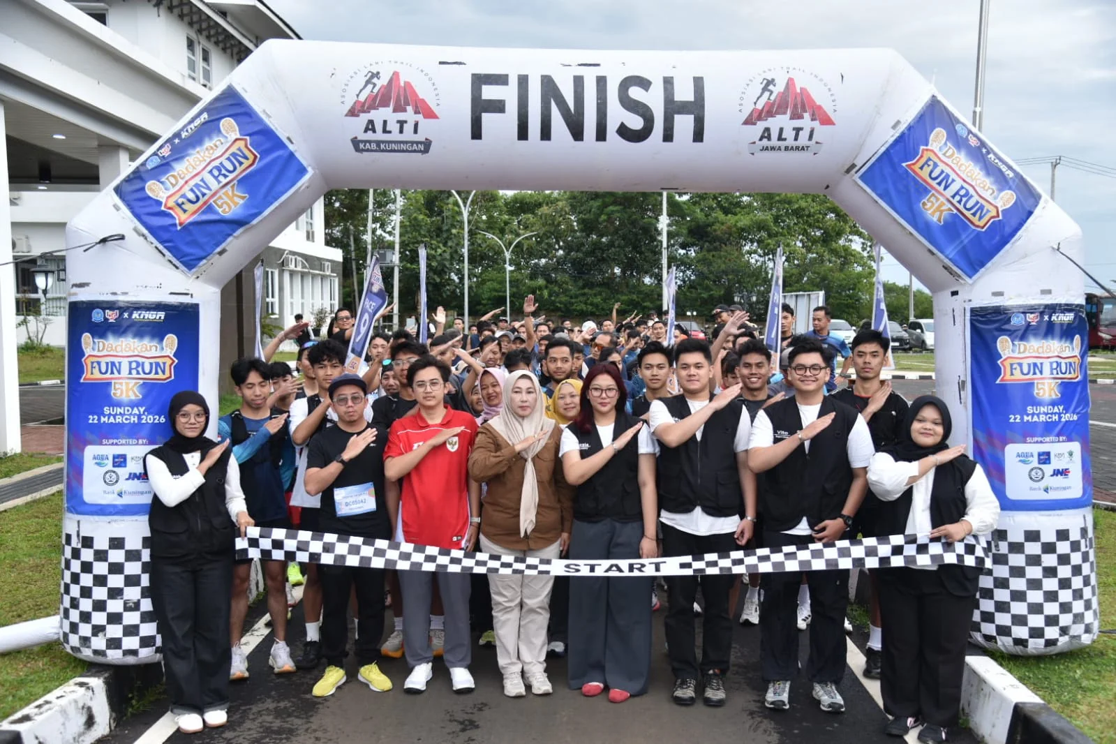 Wakil Bupati Kuningan, Tuti Andriani, S.H., M.Kn, secara resmi melepas peserta Dadakan Fest XIX Fun Run 2026.Dok-Diskominfo Kuningan