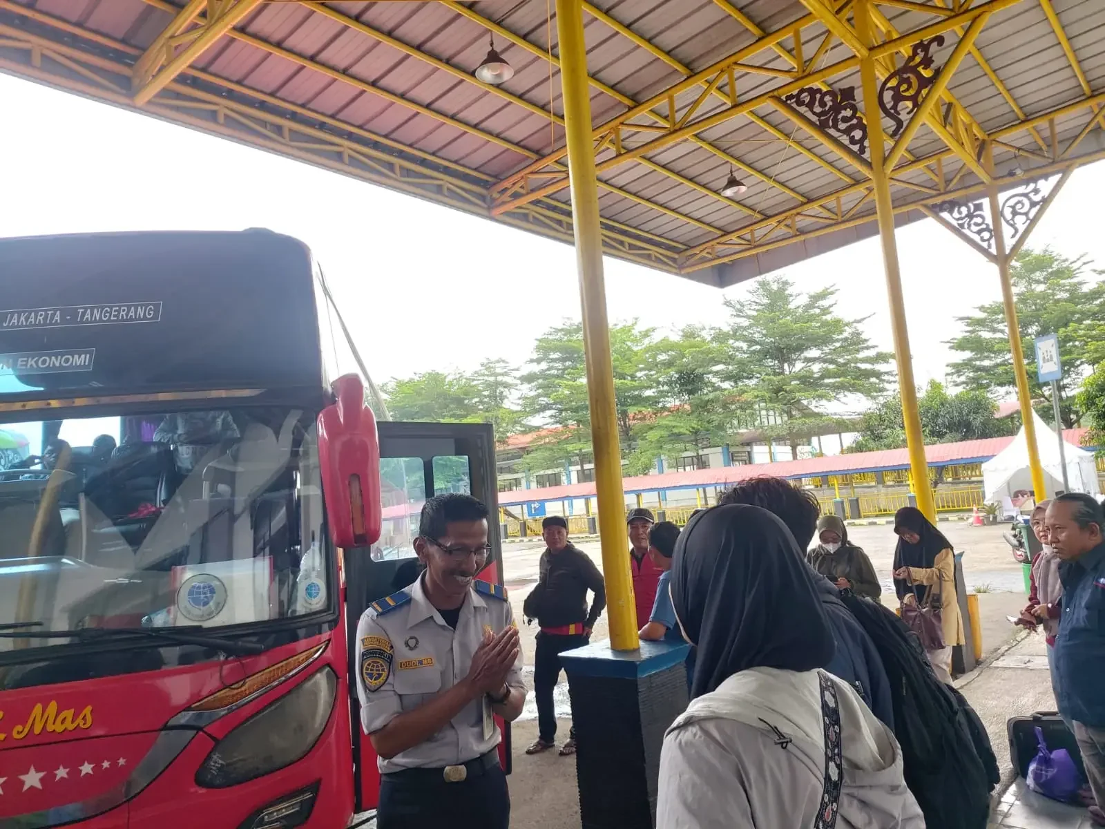 Petugas Terminal Jatijajar menyapa penumpang. (Foto: Diskominfo Depok).