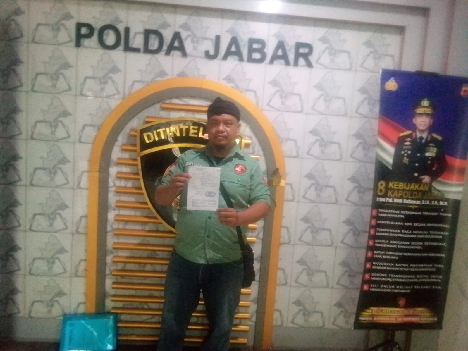 Ketua LSM Trinusa DPRD Jabar Ait Sumarna saat menyampaikan surat aksi demonstrasi ke Polda Jabar. (Ft KS)