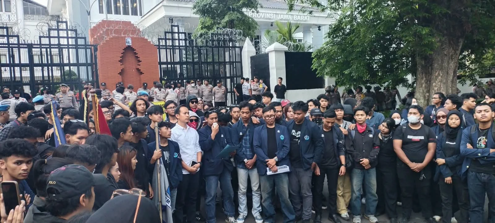 Mahasiswa Universitas Langlangbuana saat menyampaikan aspirasi ke DPRD Jawa Barat