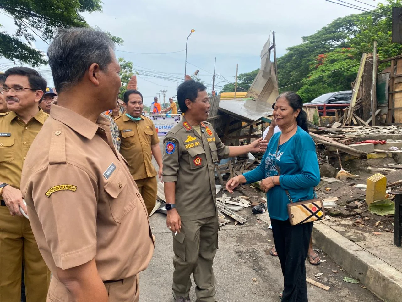 Wali Kota Cirebon, Effendi Edo, memimpin apel pagi di halaman Balai Kota Cirebon yang dilanjutkan dengan kegiatan penertiban PKL di bantaran Sungai Sukalila.Ist