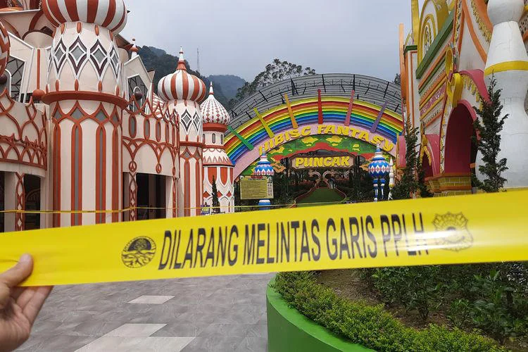 Wisata rekreasi Hibisc Fantasy Puncak Bogor, Jawa Barat, disegel dan akan dibongkar, Kamis (6 Maret 2025). (dok Kompas)