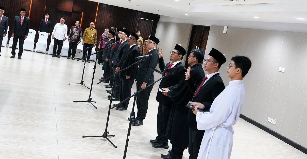 Sekretaris Jenderal KPK, Cahya H. Harefa, selaku Pejabat Pembina Kepegawaian (PPK), memimpin langsung pelantikan di Gedung Merah Putih KPK, Jakarta.Dok-Biro Humas KPK