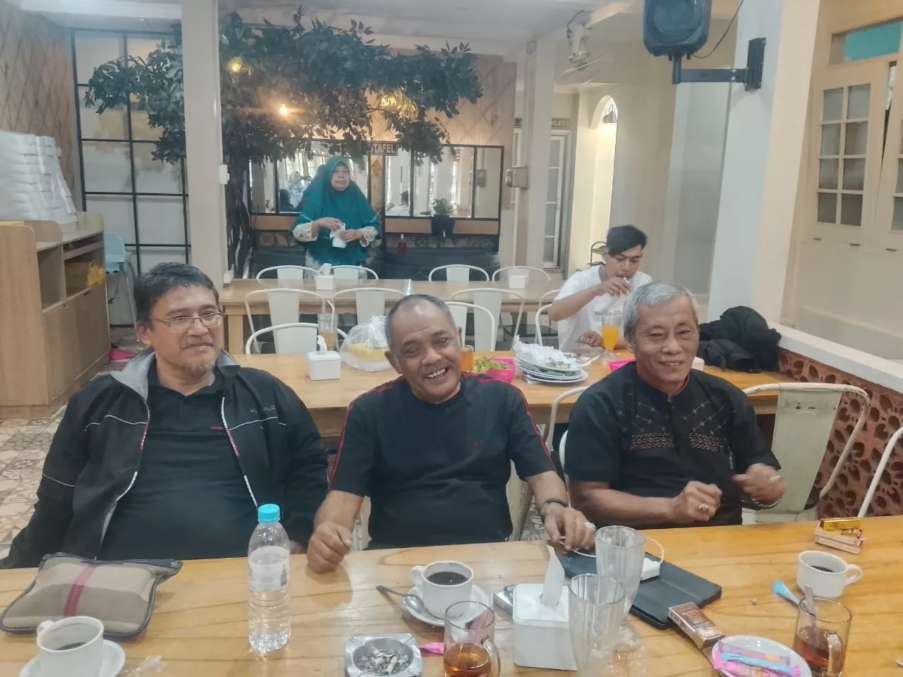 Mantan Ketua DPRD Jabar,Eka Santosa,Budi Hermansyah,dan Fidelis Giawa,SH,dalam diskusi polemik surat ketua DPW PAN Jabar.Dok-KabarSunda.com