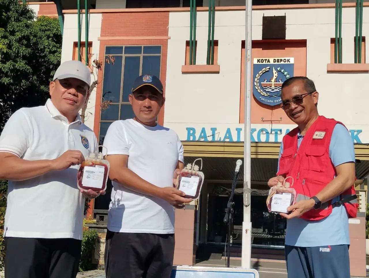 Wakil Wali Kota Depok, Chandra Rahmansyah secara simbolis melepas pengiriman 100 kantong darah PMI Kota Depok untuk korban bencana di Sumatra, pada apel pagi di Lapangan Balai Kota Depok, Jumat (5/12/25). (Foto: Diskominfo Depok).