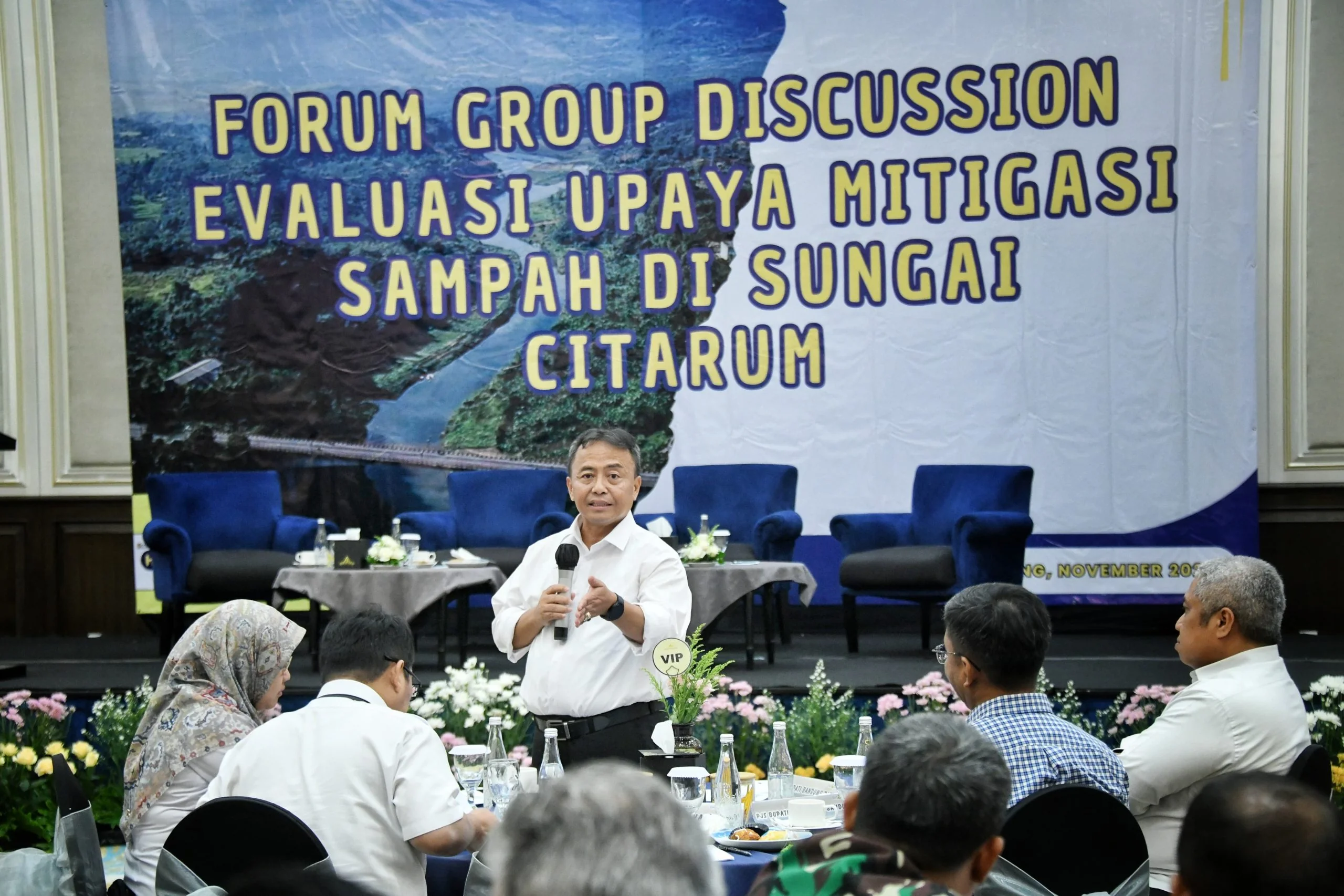 Sekda Jabar Herman Suryatman memberikan arahan pada FGD 'Evaluasi Upaya Mitigasi Sampah di Sungai Citarum'
di Papandayan Hotel, Kota Bandung, Selasa (12/11/2024).