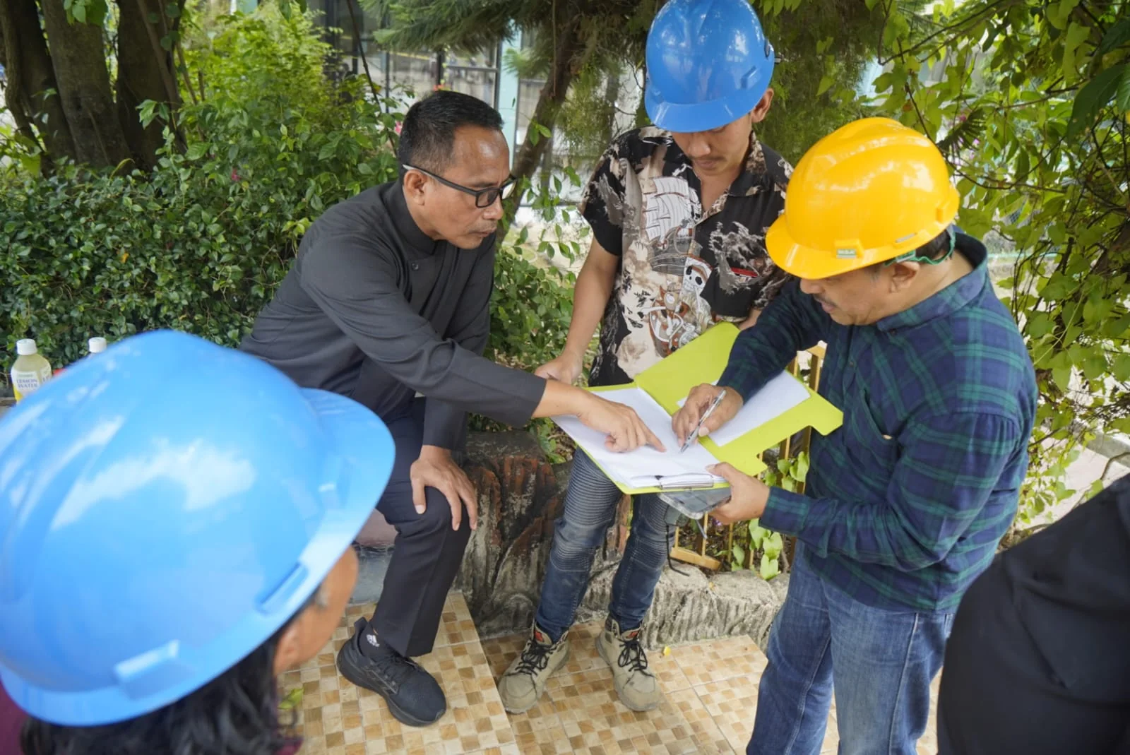 Kadisdik Jabar, Purwanto mendampingi Mendikdasmen Abdul Mu'ti mengunjungi SMKN 1 Cileungsi, Kab. Bogor, Kamis, 11 September 2025.