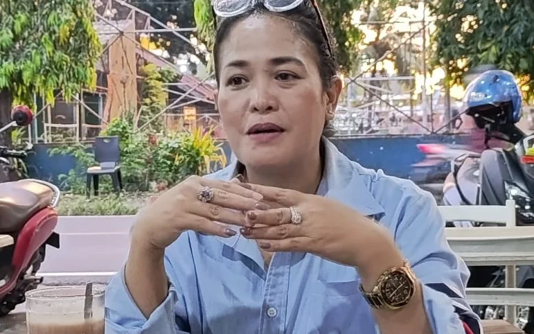 Viena, pedagang pakaian di Pasar Lawawoi, Kecamatan Watang Pulu Kabupaten Sidenreng Rappang (Sidrap), Sulawesi Selatan, mengeluhkan tidak diakomodirnya dirinya dalam pasar baru yang telah dibangun.