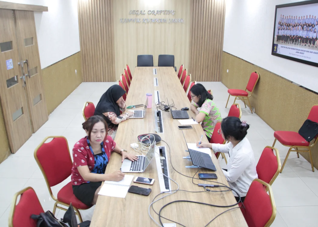 Kantor Wilayah Kementerian Hukum Jawa Barat (Kemenkum Jabar) menggelar rapat penyusunan atas tiga Rancangan Peraturan Kepala Daerah (Raperbup) Kabupaten Ciamis.Dok-Humas Kemenkum Jabar