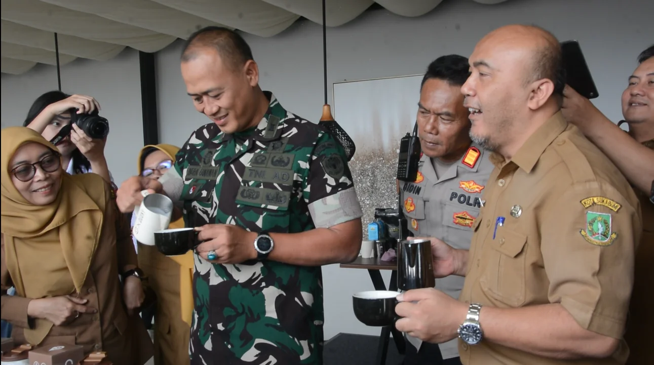 Dandim 0607 Kota Sukabumi Letkol Czi Indra Gunawan, Kepala Dinas Komunikasi dan Informatika Endah Aruni, serta Kadis Disporapara,Rahmat Sukandar