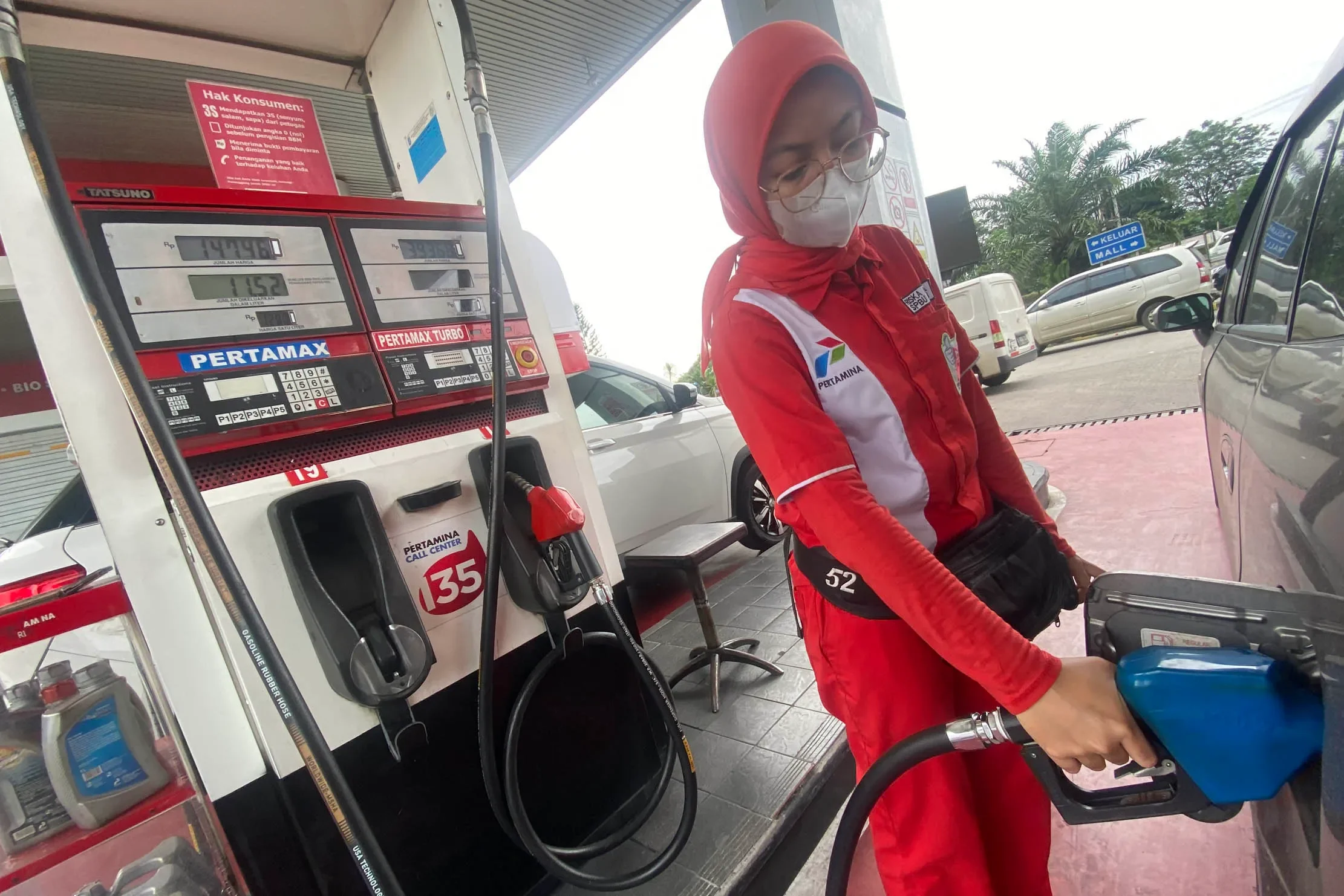 Pertamina resmi menaikkan harga BBM non subsidi seperti Pertamax, Pertamax Green 95 (RON 95), dan Pertamax Turbo per 1 Januari 2025. Selain itu, BBM non subsidi seperti Pertamina Dex dan Dexlite juga mengalami kenaikan.