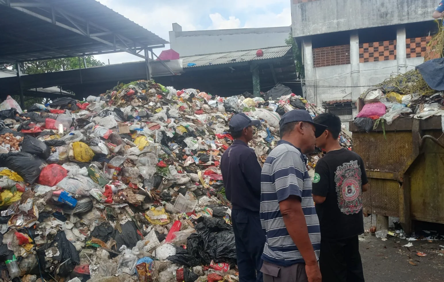 Tumpukan sampah di TPS Jl.Indramayu Antapani Kota Bandung.Dok-KS