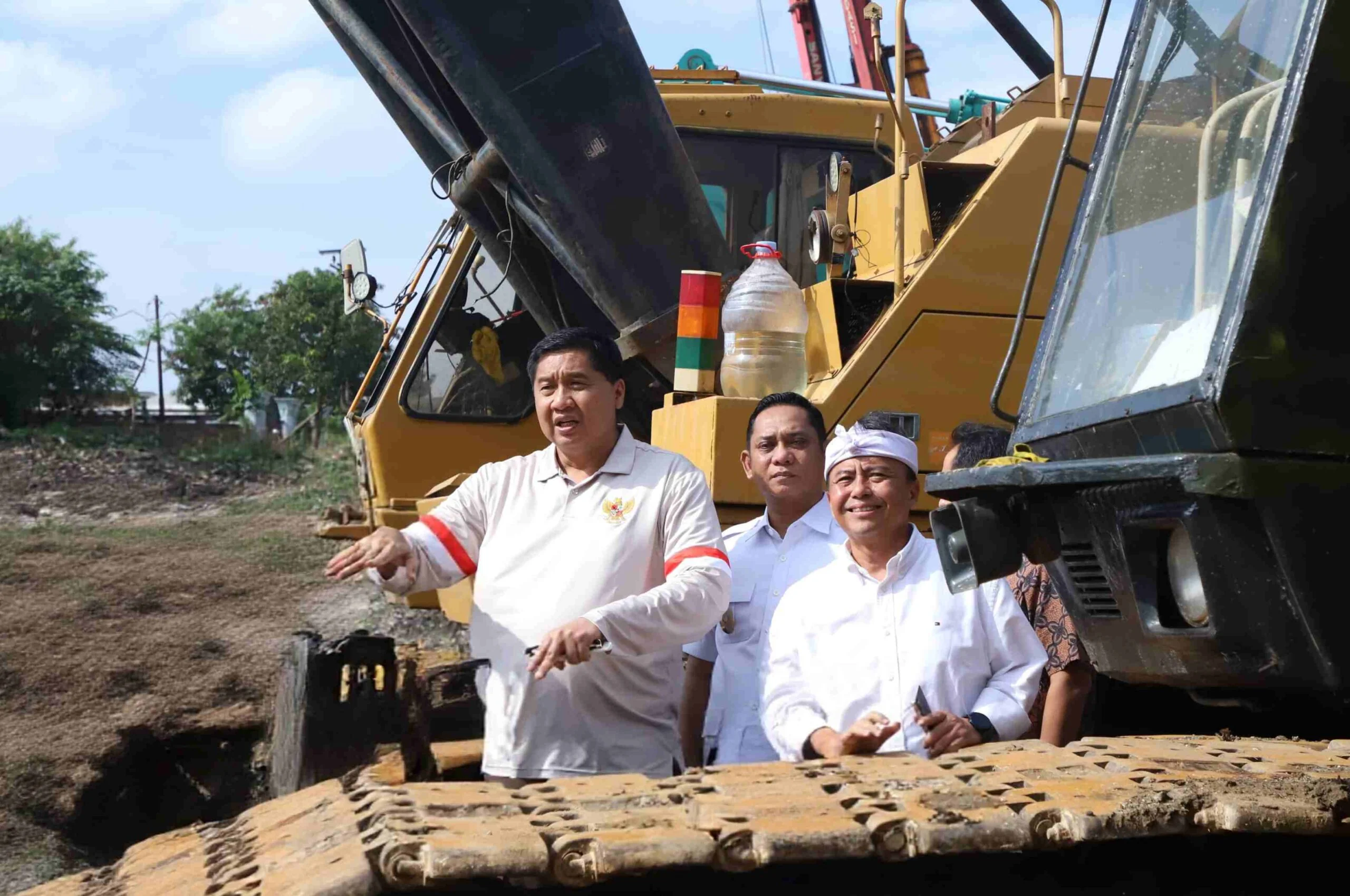 GROUNDBREAKING : Plt Bupati Bekasi Asep Surya Atmaja mendampingi Menteri Perumahan dan Kawasan Permukiman (PKP) Maruarar Sirait pada kegiatan groundbreaking pembangunan rumah susun (rusun) subsidi di kawasan Meikarta,Dok-Newsroom Diskominfosantik