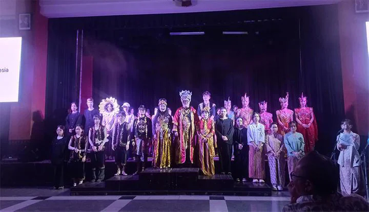 Mahasiswa asing yang tergabung dalam Program BIPA Fakultas Ilmu Budaya Unpad mengikuti pentas teater tentang legenda Situ Patenggang pada Senin, 16 Desember 2024.