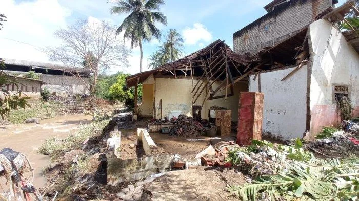 Kondisi rumah di Kampung Cibarengkok Desa Nyalindung, Kecamatan Cipatat, Kabupaten Bandung Barat (KBB) rusak berat akibat banjir bandang yang terjadi pada Sabtu,  15 Maret 2025. (foto Tribun)