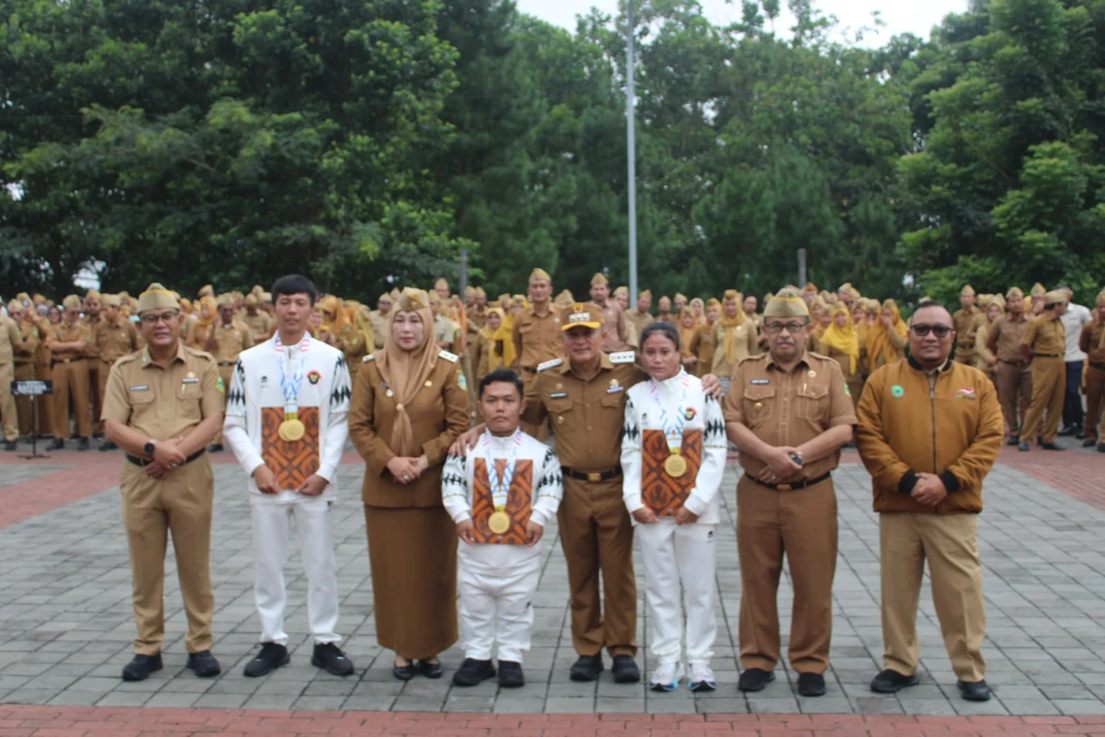 Bupati Kuningan Dr. H. Dian Rachmat Yanuar, M.Si, kepada para atlet saat apel pagi Pemerintah Kabupaten Kuningan. Dalam momen tersebut, Bupati didampingi Wakil Bupati Kuningan Tuti Andriani, S.H., M.Kn, Sekretaris Daerah Kabupaten Kuningan Uu Kusmana, S.S