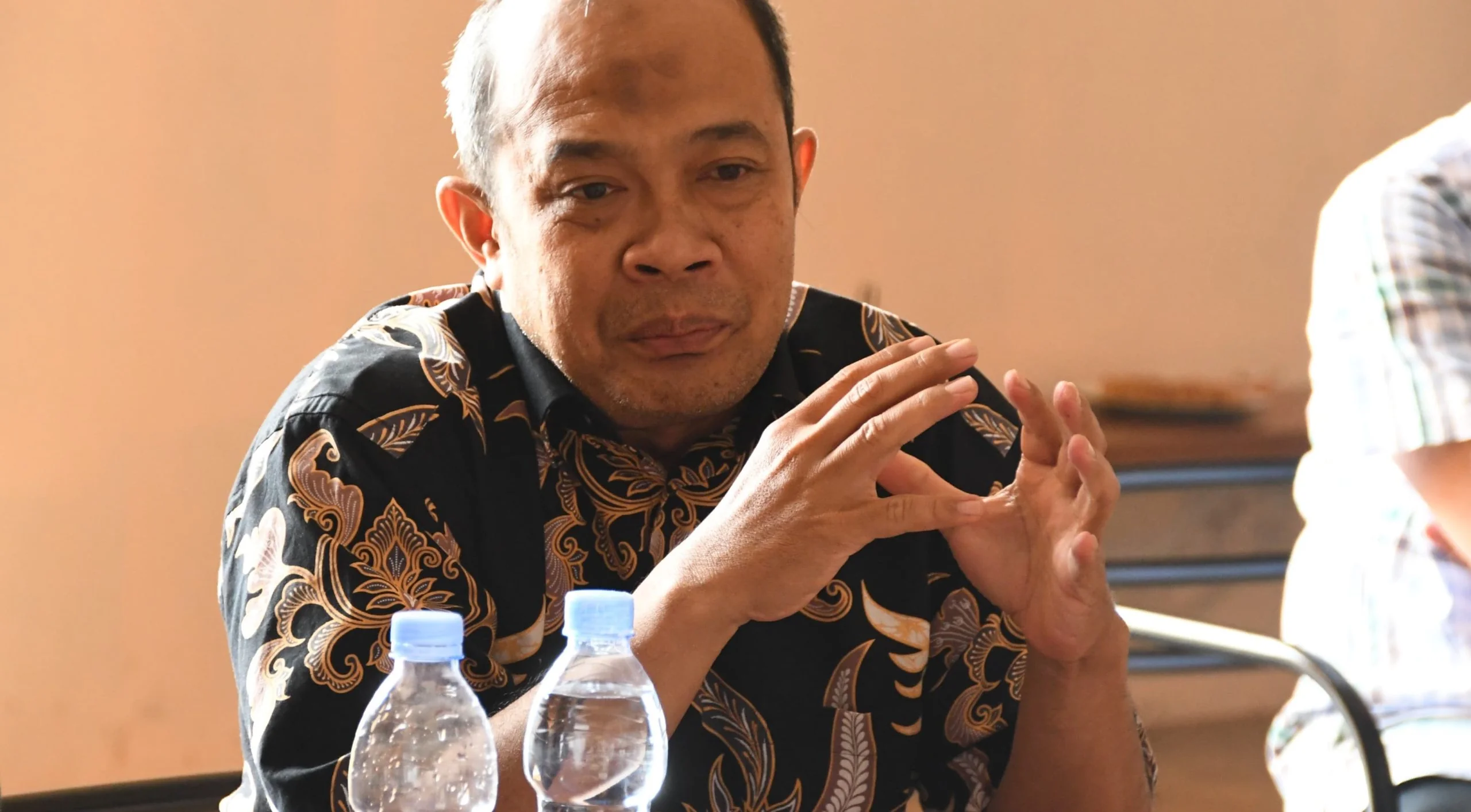 Wakil Ketua DPRD Provinsi Jawa Barat Iwan Suryawan saat melakukan kunjungan kerja DPRD Provinsi Jawa Barat di Kawasan Hibisc Fantasy, Cisarua, Kabupaten Bogor, Selasa (14/1/2025).