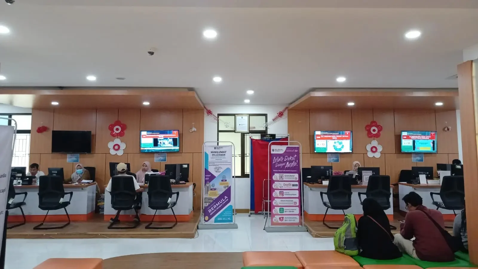 Pelayan Dokumen kependudukan di MPP Kota Depok. (Foto: Diskominfo Depok).