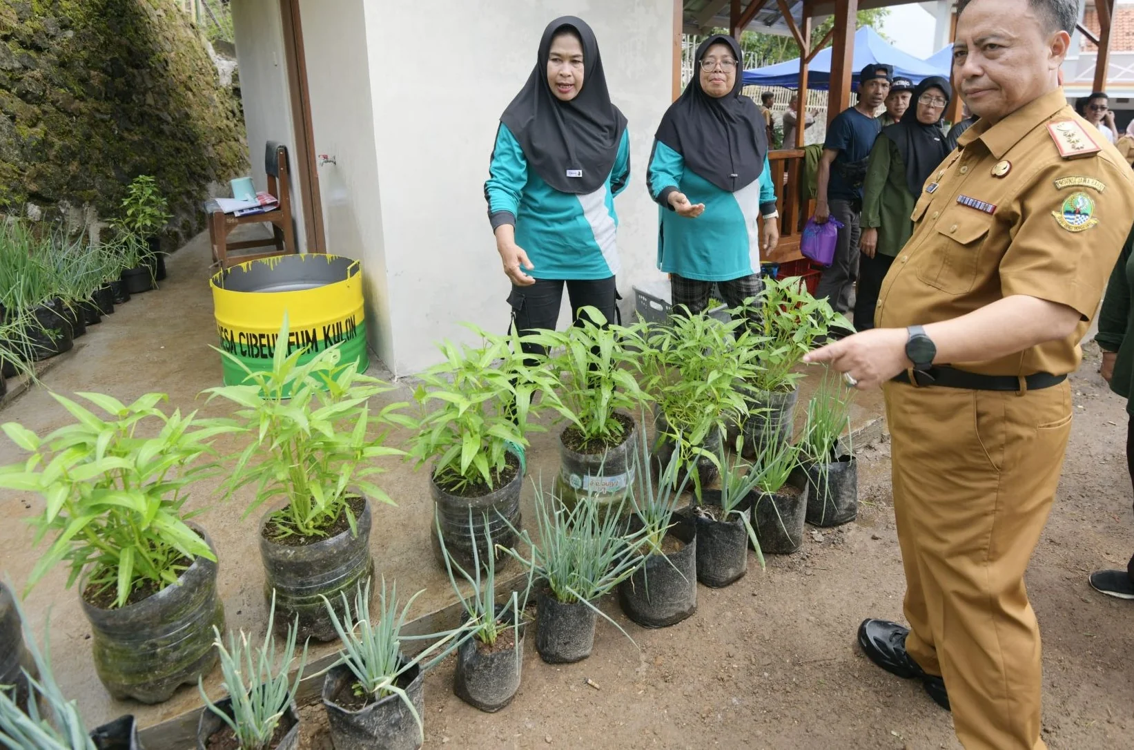 Sekretaris Daerah Provinsi Jawa Barat Herman Suryatman saat meninjau persiapan acara Hari Desa Tingkat Nasional di Desa Cibeureum Kulon, Kecamatan Cimalaka, Kabupaten Sumedang.