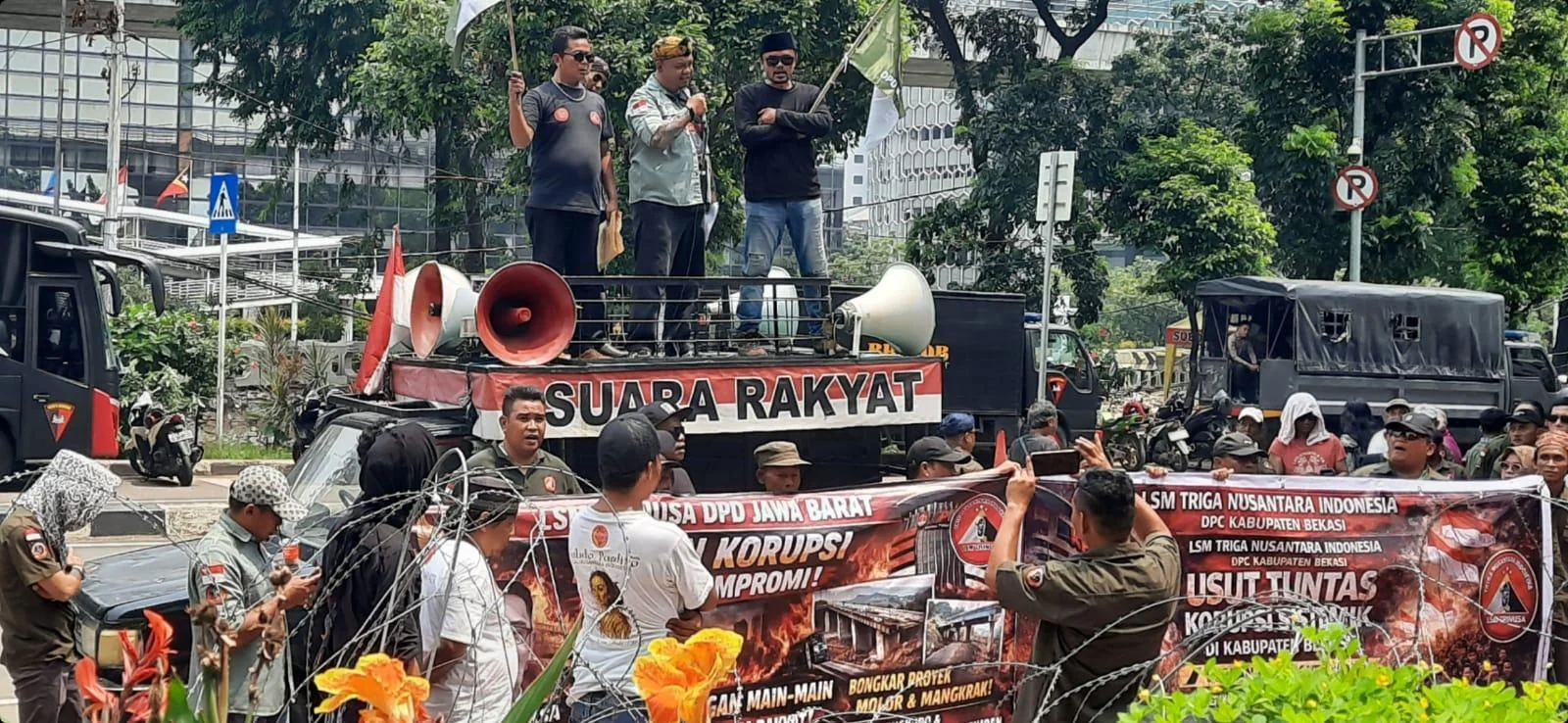 Ketua Trinusa DPD Jabar, Ait M Sumarna menyampaikan aspirasi dan tuntutannya saat aksi demo di Gedung KPK di Jakarta, Selasa, 21 April 2026.