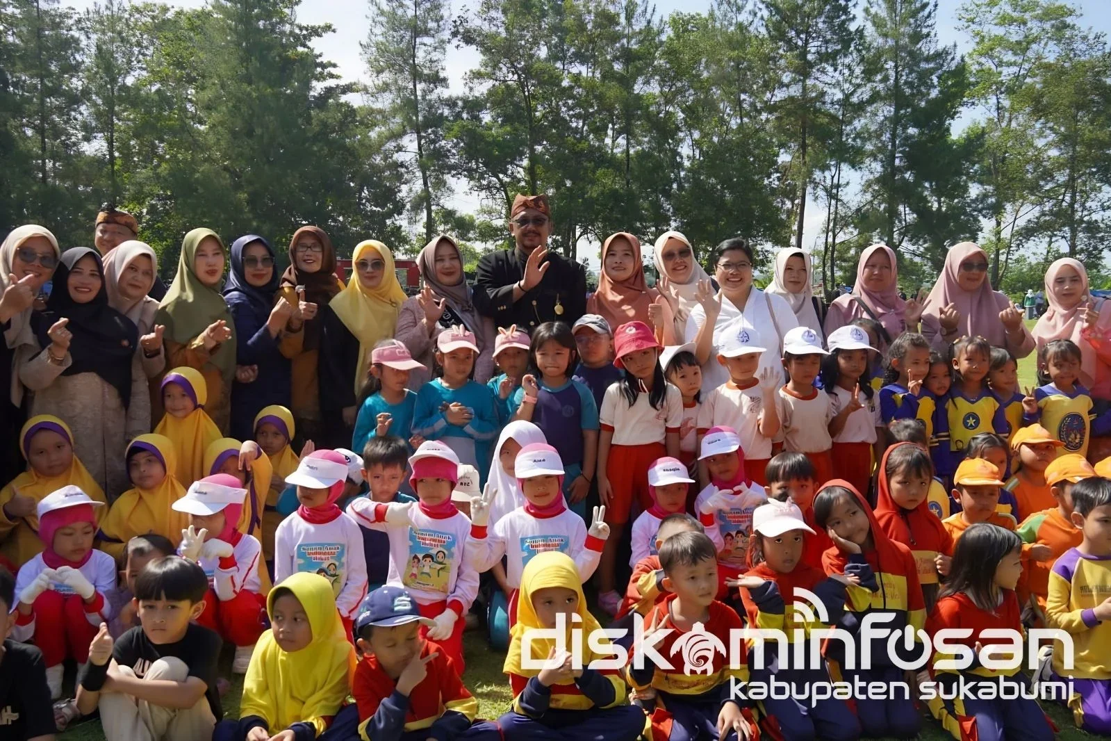 Bupati Sukabumi, Asep Japar, menyampaikan bahwa program beasiswa merupakan bagian dari upaya pemerintah daerah dalam meningkatkan kualitas sumber daya manusia (SDM) yang unggul dan berdaya saing.Dok- Bid IKP/Diskominfosan