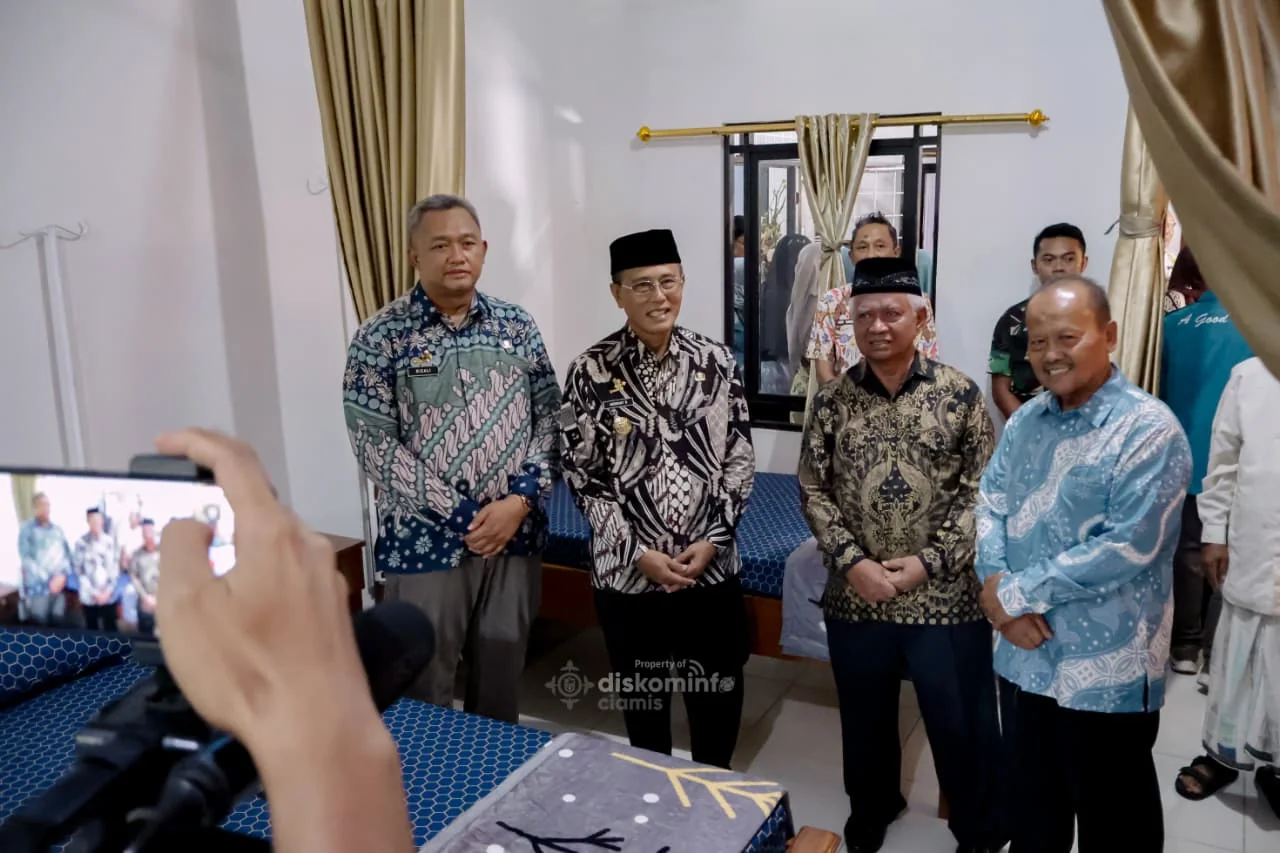 Bupati Herdiat menyampaikan apresiasi setinggi-tingginya kepada Ketua Yayasan Cahaya Hurip Waluya.Ist