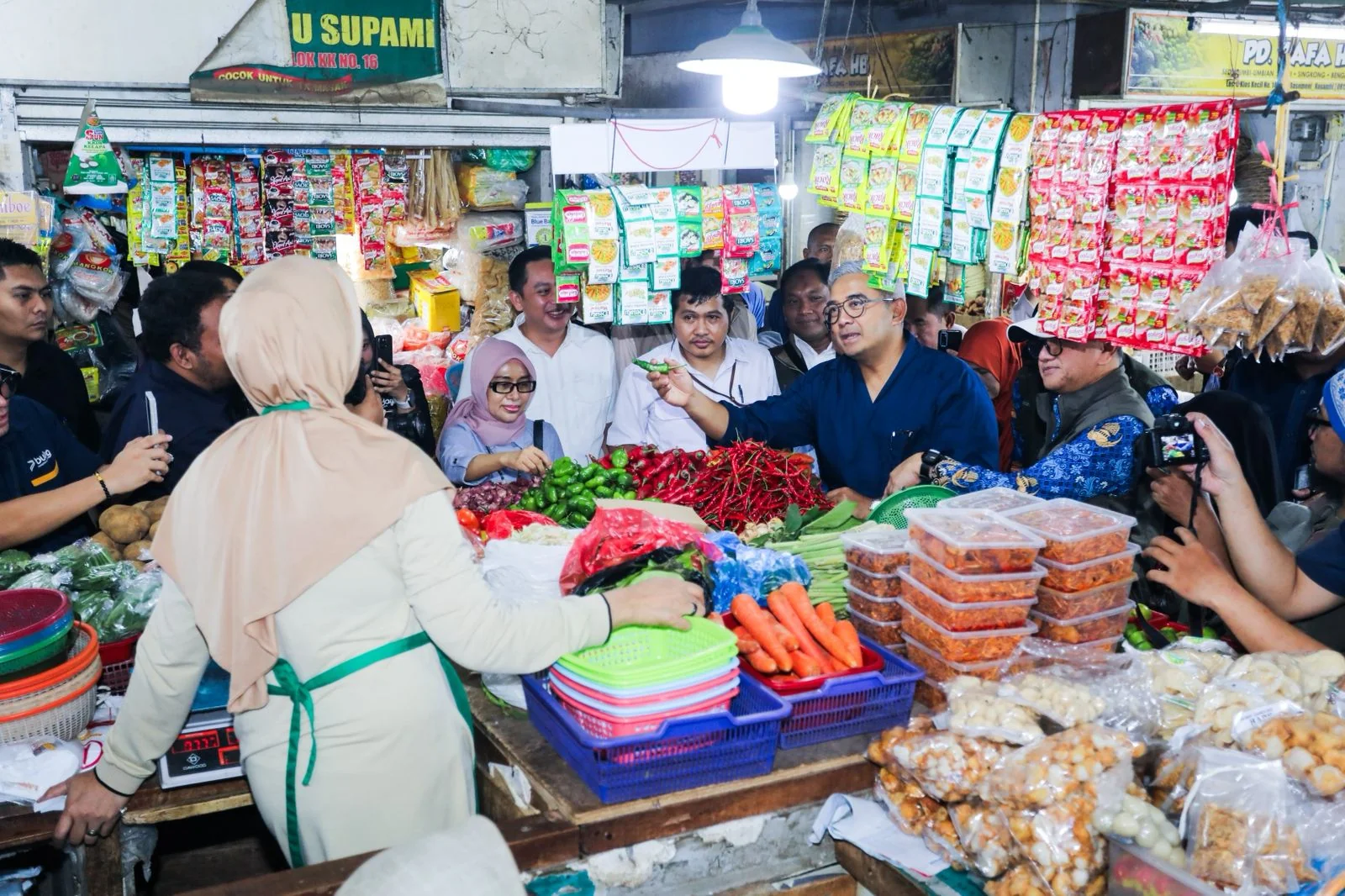 Wali Kota Bandung Muhammad Farhan usai meninjau sejumlah titik perdagangan di Pasar Kosambi dan Yogya Sunda, yang menjadi representasi pasar tradisional dan ritel modern di Kota Bandung, pada Selasa, 17 Maret 2026.Dok-Diskominfo Kota Bandung