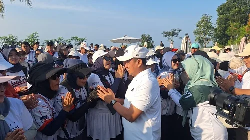Bupati Sumedang Dony Ahmad Munir, didampingi sejumlah kepala OPD, unsur Muspika Cimalaka, para kepala desa, tokoh masyarakat, serta ratusan anggota Sumedang Walkers.Dok-Diskominfosanditik Sumedang