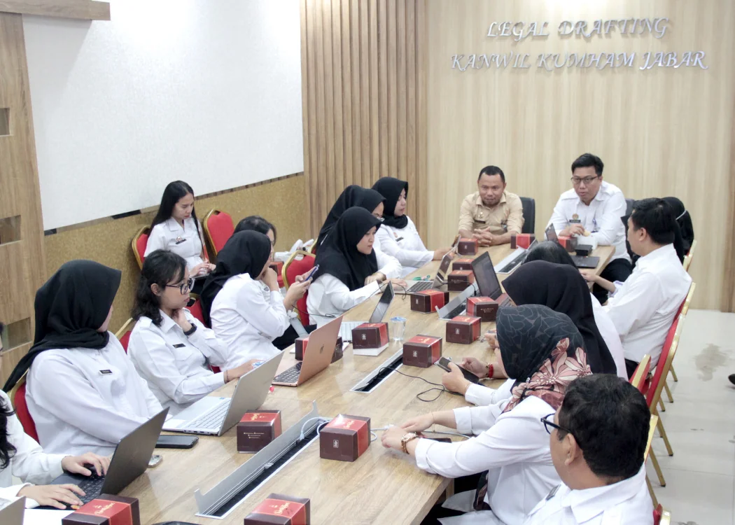 Perancang PUU Madya Harun dan Nevrina bersama jajaran Perancang PUU Kanwil Jabar dan Analis Kebijakan melaksanakan rapat bersama Kepala Bidang Instrumen dan Penguatan HAM Kanwil KemenHAM Jabar Paul Jadu beserta jajarannya.Ist
